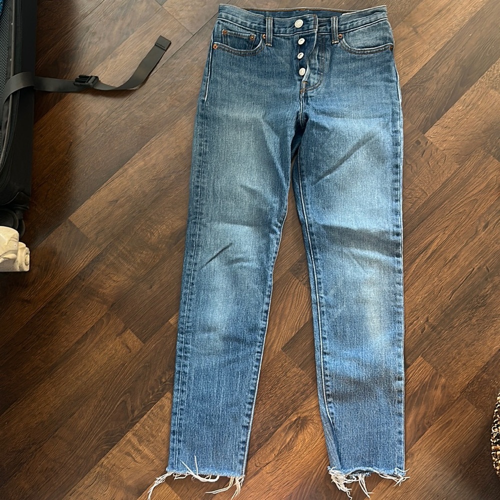 Levi- size 25